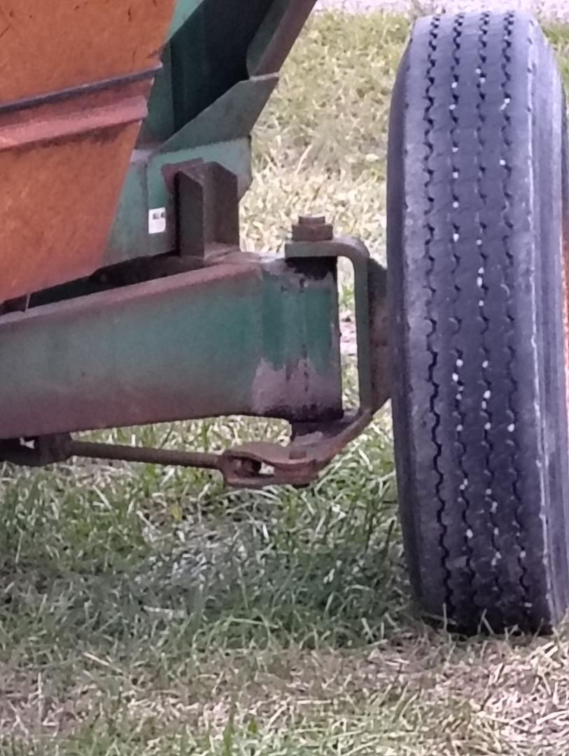 JOHN DEERE 350-22 Gravity Wagon - Image 21